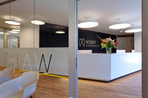 Neubau Wartezimmer mit Blick auf den Empfang Praxis Markus Nordt