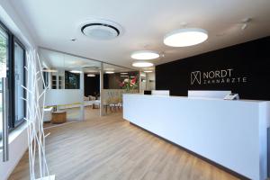 Neubau Eingangsbereich mit Tresen Praxis Markus Nordt