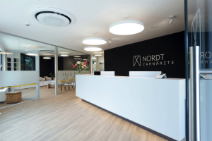 Neubau Eingangsbereich mit Tresen Praxis Markus Nordt