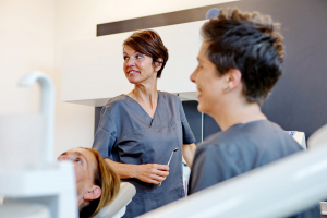 Nordt Zahnärzte Behandlung eines Patienten im Team