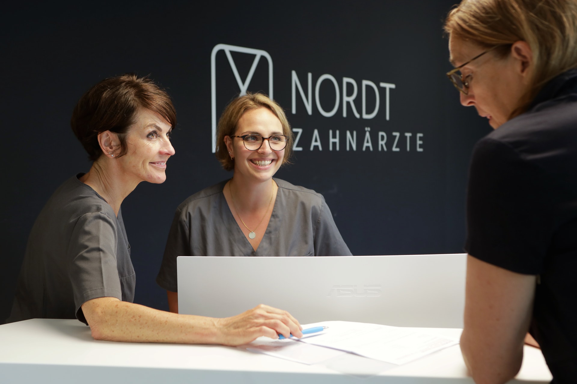 Nordt Zahnärzte im Gespräch am Empfang